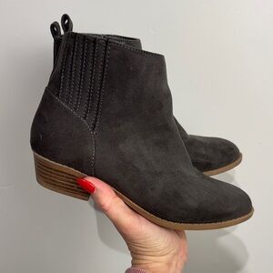 Treasure & Bond Women Gray Faux Suede Violet Block Heel Ankle Bootie. Size 5